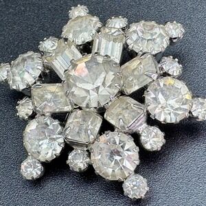 Signed WEISS Snowflake Brooch Pin Clear Faceted Crystal Rhodium Plated VTG MCM